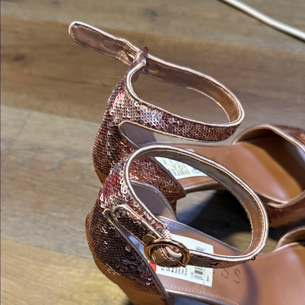 Guess Women's Metallic Rose Heels - Picture 6 of 15